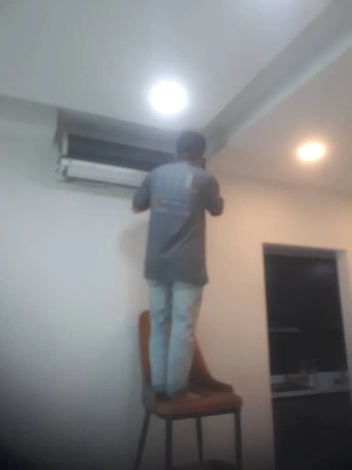 Trước khi sửa: Thông tắc và chỉnh độ dốc ống thoát nước máy lạnh Daikin TPHCM tại TPHCM