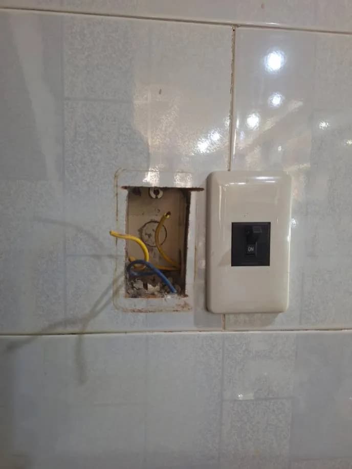 Trước khi sửa: Lắp đặt ổ cắm điện, đi ống gen bảo vệ tại TPHCM tại TPHCM