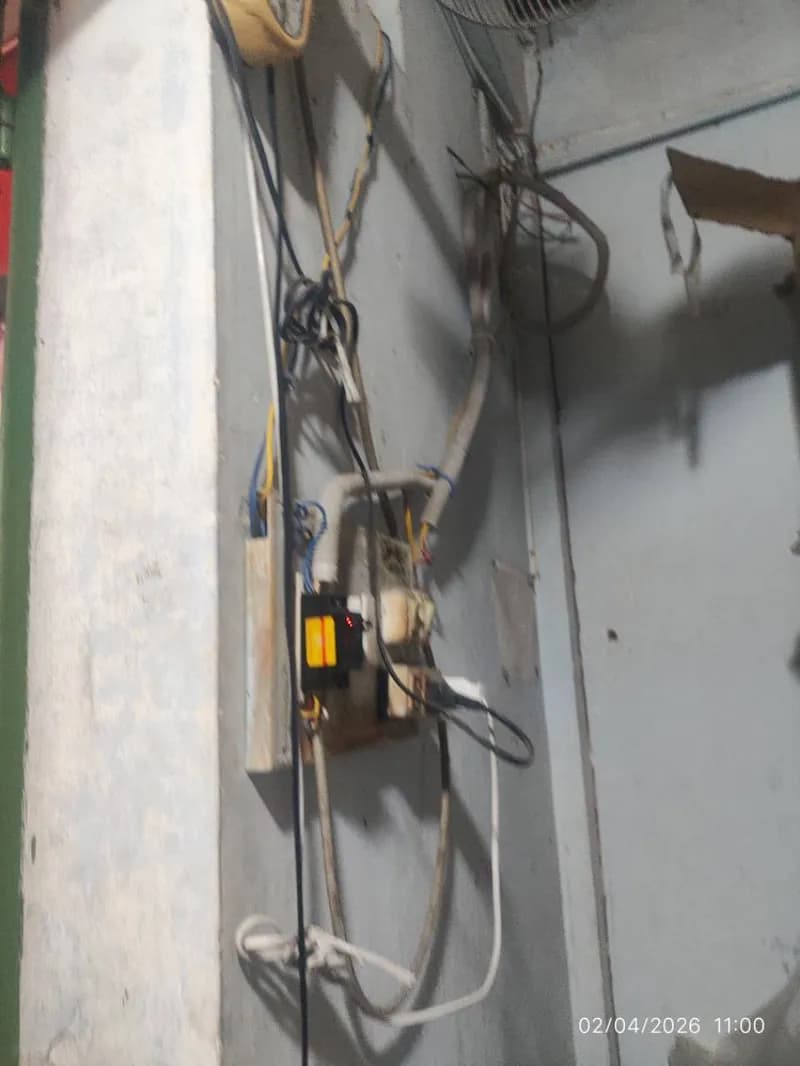 Trước sửa đèn chiếu sáng tại TPHCM — thợ KHÁNH NGUYỄN