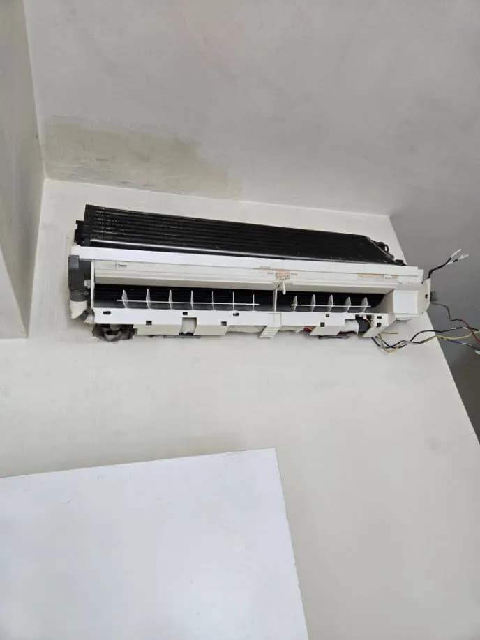 Trước sửa máy lạnh treo tường Sharp tại TPHCM — thợ LỘC LÊ