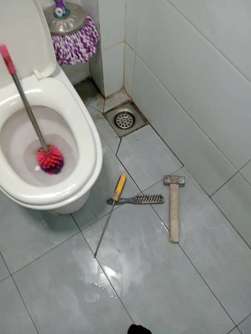 Trước khi sửa: Thay gioăng cao su và chống thấm bồn cầu tại TPHCM tại TPHCM
