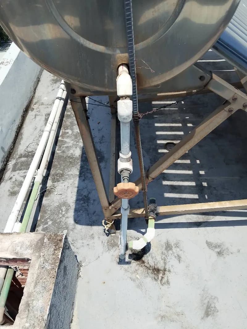 Trước sửa máy nước nóng năng lượng mặt trời tại Quận 7 — thợ Trần Lào