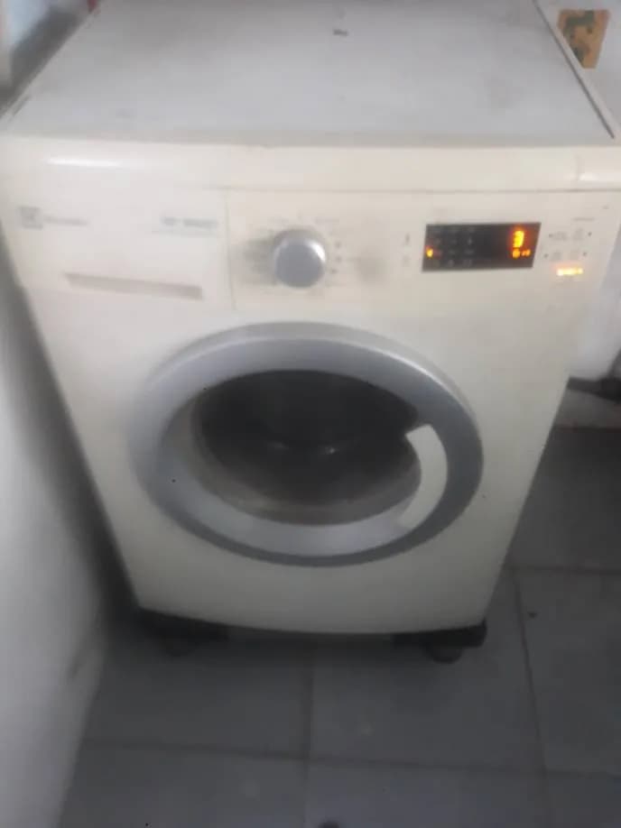 Sau khi hoàn thành sửa máy giặt lồng ngang Electrolux tại TPHCM — thợ CHÍ TÂM