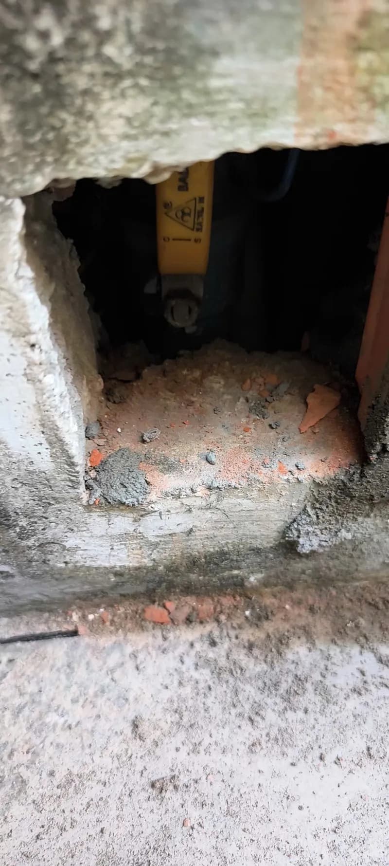 Trước sửa van nước và ống nước âm tường BAL tại Quận 2 — thợ Bùi Văn An