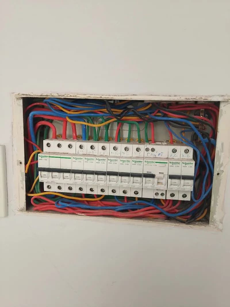 Sau khi hoàn thành sửa Hộp cầu dao điện âm tường Schneider Electric tại TPHCM — thợ ĐỖ NHIỀU