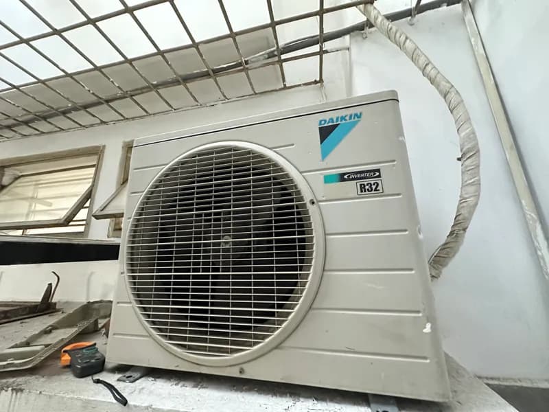 Trước sửa dàn nóng máy lạnh Daikin tại TPHCM — thợ LỘC LÊ