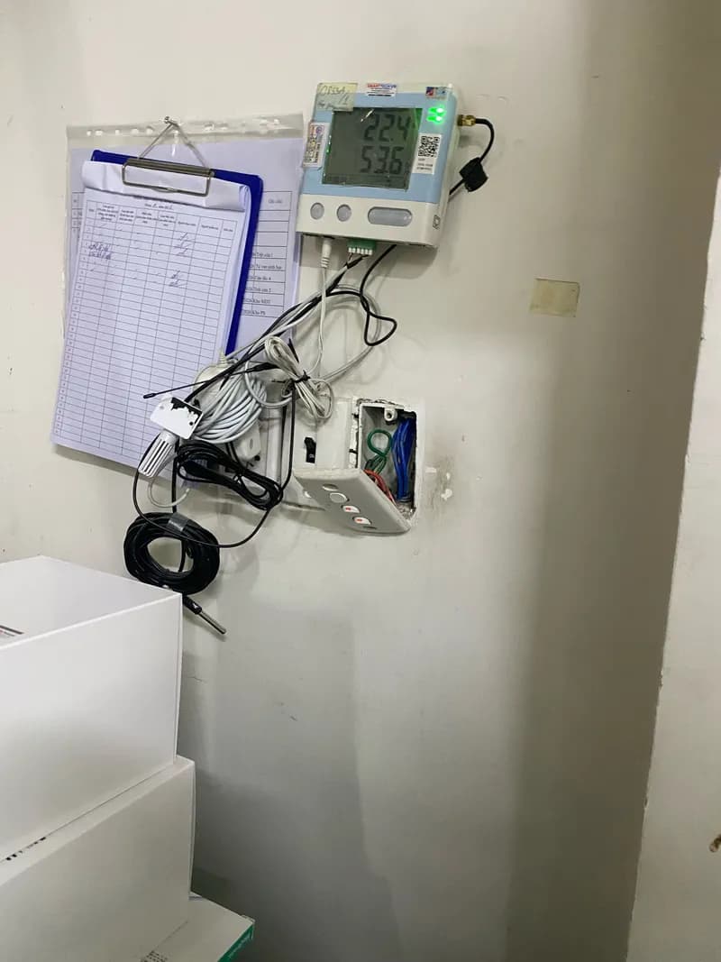 Trước sửa thiết bị đo nhiệt độ độ ẩm, công tắc điện SMARTTECH.VN tại Tân Bình — thợ DƯƠNG OAI