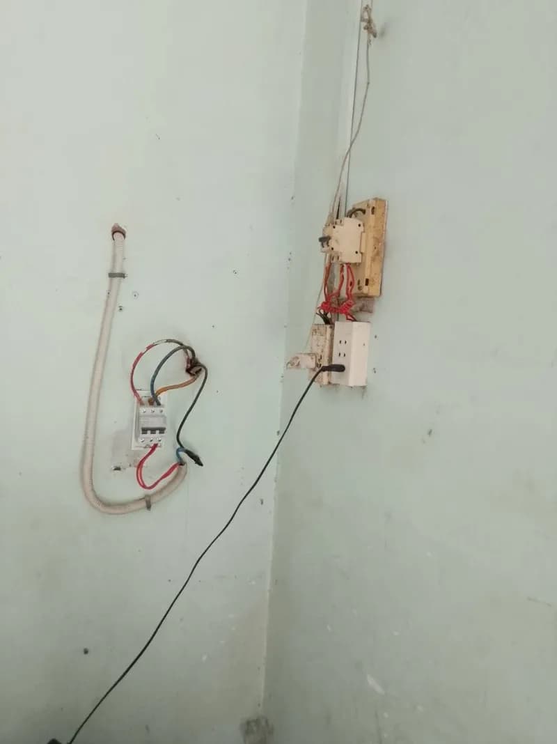 Trước sửa hệ thống điện dân dụng, cầu dao, ổ cắm Schneider Electric tại TPHCM — thợ TRÂN TRƯƠNG