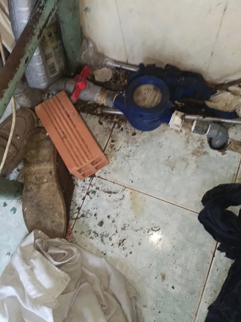 Sau khi hoàn thành sửa đồng hồ nước tại Tân Phú — thợ Trương Công Việt Trân