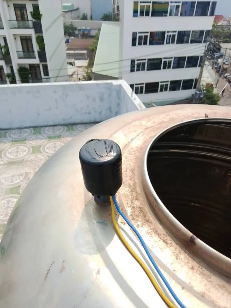 Sau khi hoàn thành sửa phao điện bồn nước tại phường Bình Trị Đông, Bình Tân — thợ TRÂN TRƯƠNG