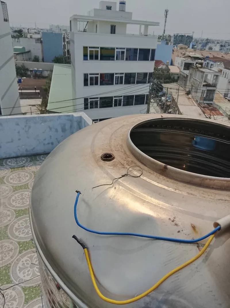 Trước sửa phao điện bồn nước tại phường Bình Trị Đông, Bình Tân — thợ TRÂN TRƯƠNG
