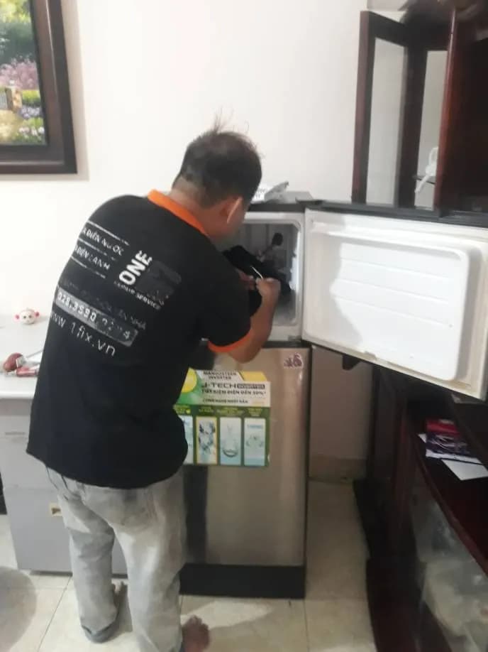 Sau khi hoàn thành sửa tủ lạnh Sharp tại TPHCM — thợ HUY ĐẶNG