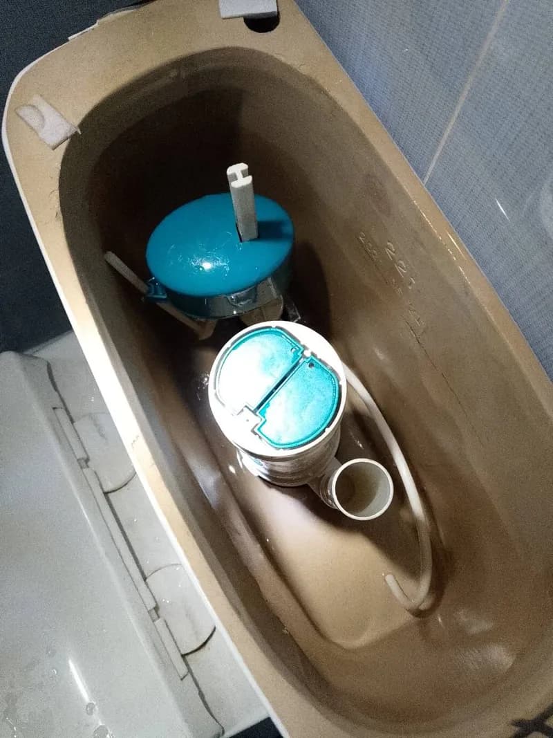 Trước khi sửa: Thay bộ xả bồn cầu rò rỉ nước tại TPHCM giá rẻ tại TPHCM