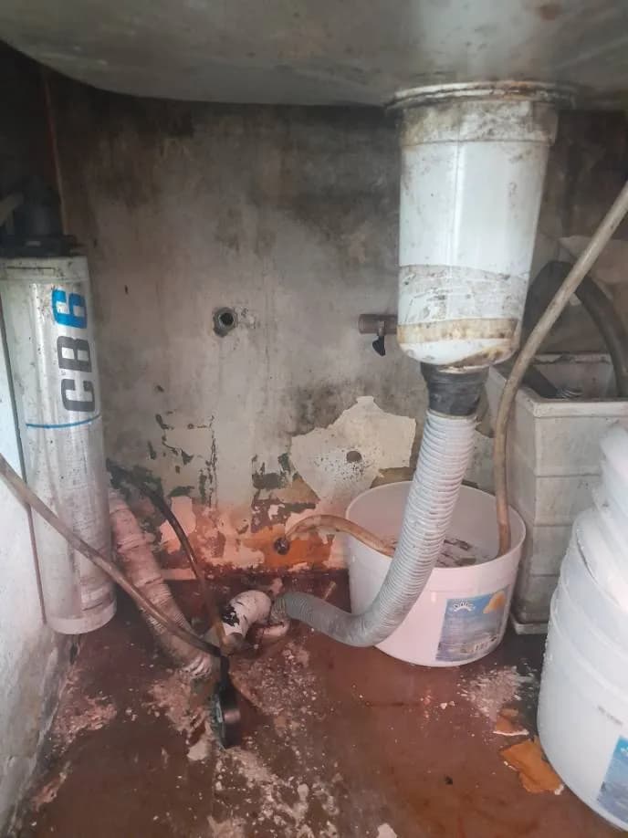 Trước khi sửa: Thay ống thoát bồn rửa và dây cấp nước inox tại TPHCM tại TPHCM