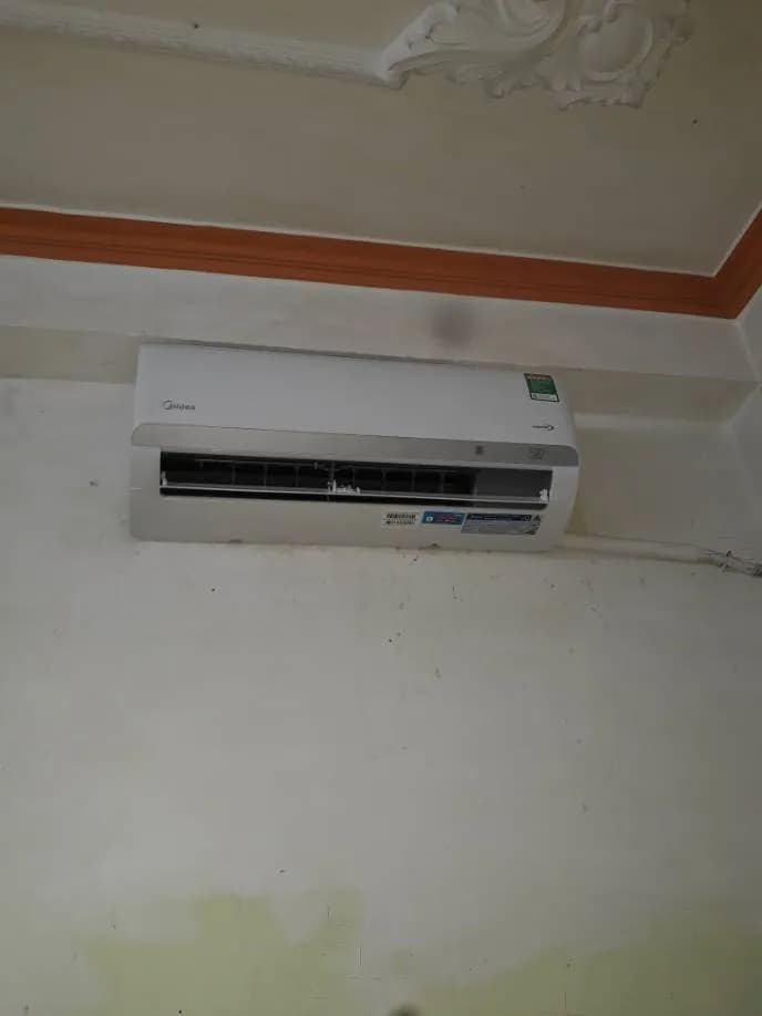 Trước sửa máy lạnh treo tường Midea tại Quận 1 — thợ Lê Hữu Lộc