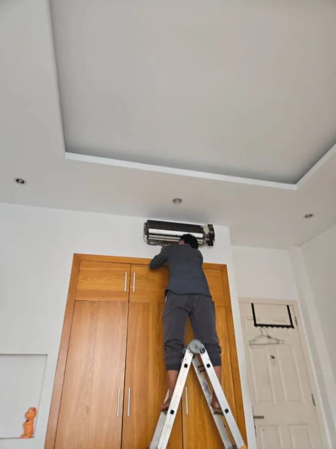 Sau khi hoàn thành sửa máy lạnh treo tường Daikin tại Phường 13, Phú Nhuận — thợ Lê Hữu Lộc (5 sao)