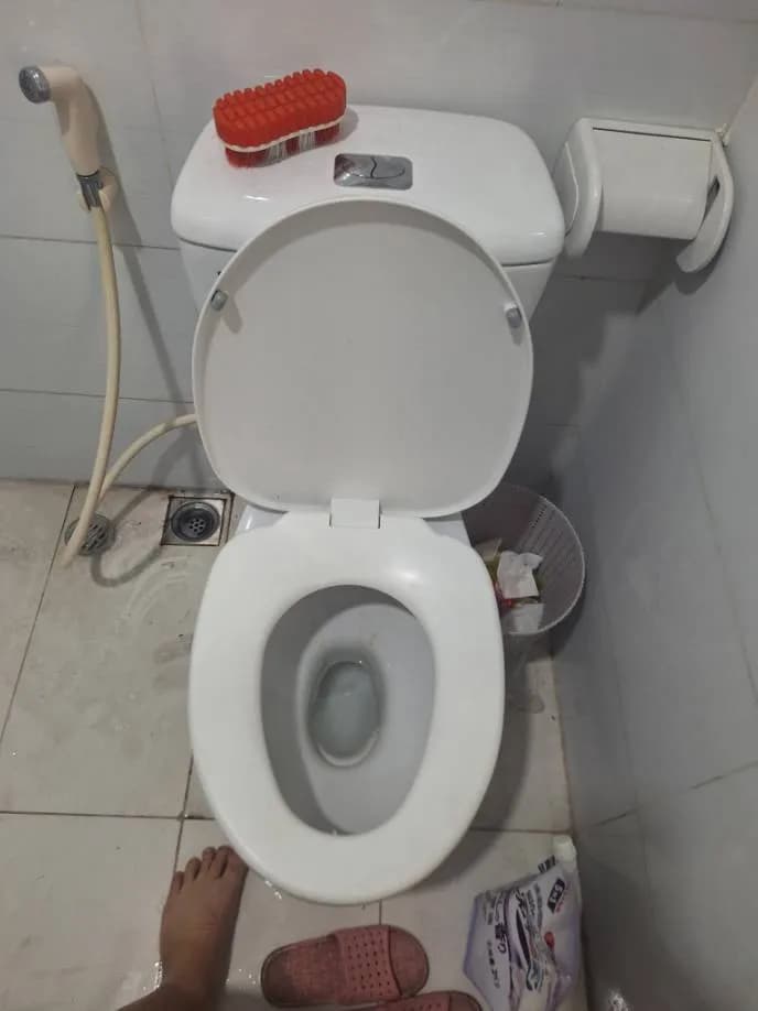 Sau khi hoàn thành sửa bồn cầu tại Quận 8 — thợ Trần Quốc Đông