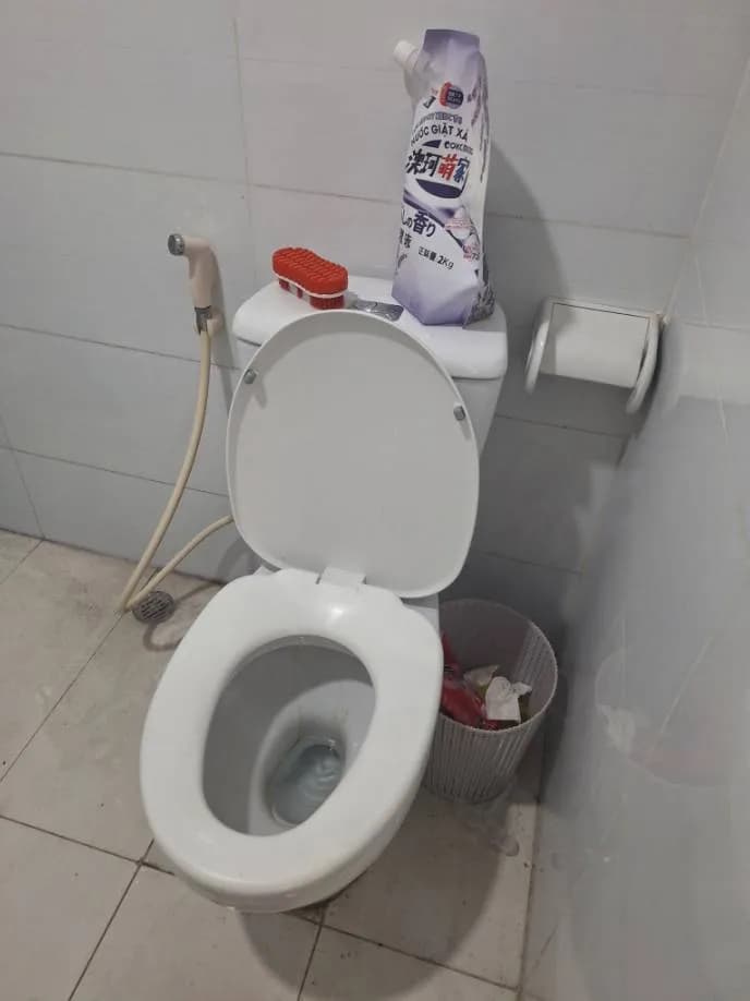 Trước sửa bồn cầu tại Quận 8 — thợ Trần Quốc Đông