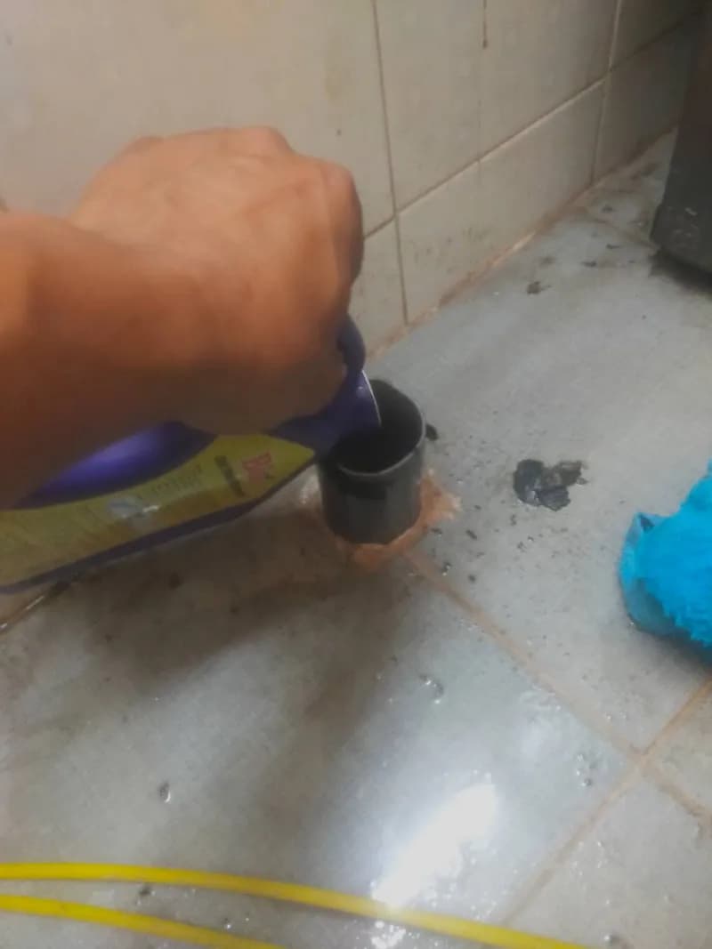 Sau khi hoàn thành sửa đường ống thoát nước tại Bình Thạnh — thợ Trần Lào