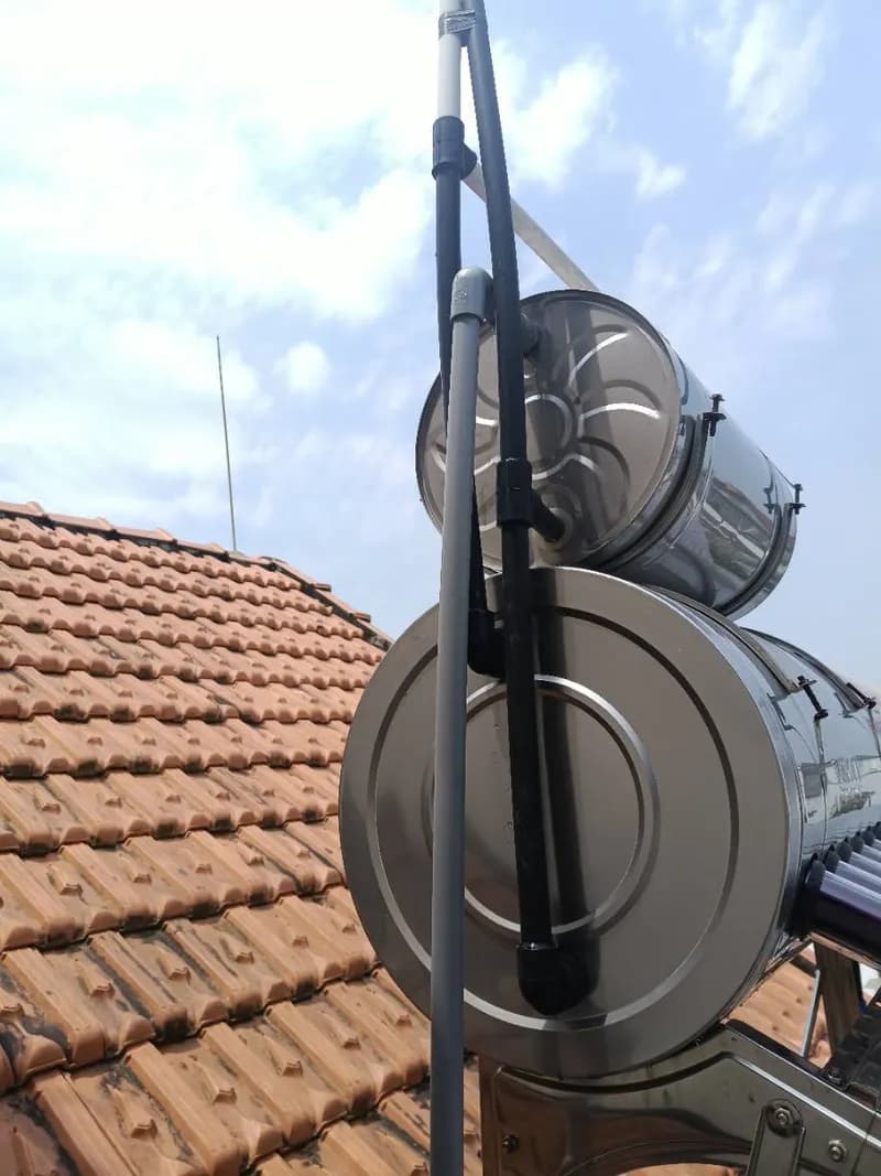 Sau khi hoàn thành sửa máy nước nóng năng lượng mặt trời tại Tân Phú — thợ Trần Lào