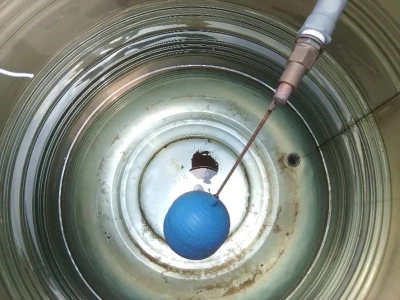 Trước sửa phao cơ bồn nước tại phường 16, Gò Vấp — thợ Trương Công Việt Trân