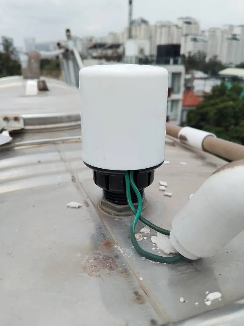 Sau khi hoàn thành sửa phao điện máy bơm tại Quận 7 — thợ Trần Quốc Đông