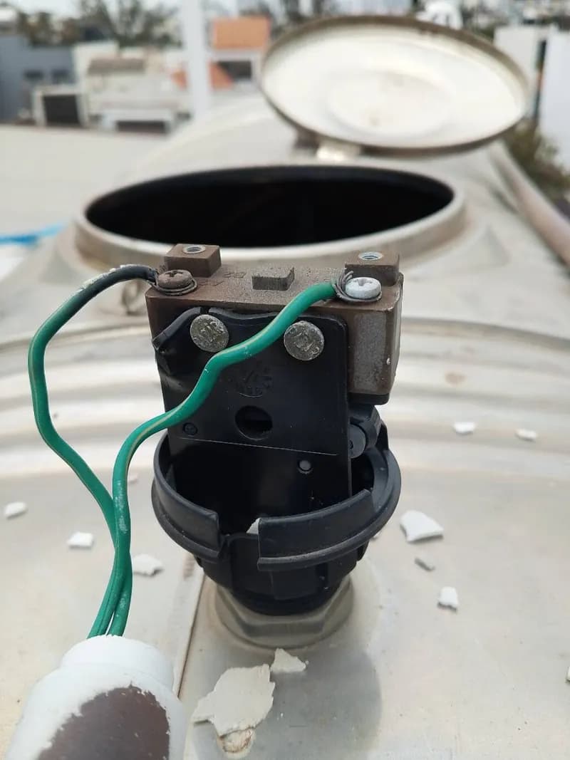 Trước sửa phao điện máy bơm tại Quận 7 — thợ Trần Quốc Đông