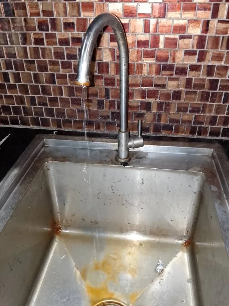 Trước sửa: Thay thế vòi rửa bát bị rò rỉ nước tại TPHCM tại TPHCM — thợ Nguyễn Hoàng Khánh