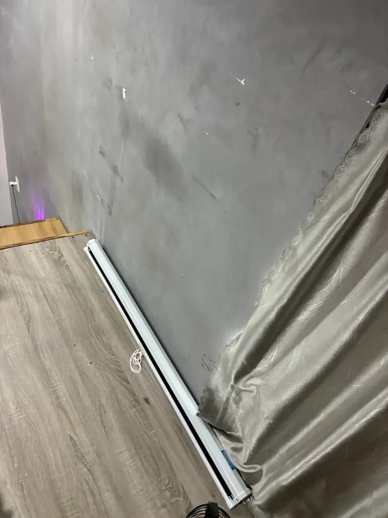 Trước sửa: Lắp đặt khung treo màn chiếu lên tường bê tông tại TPHCM tại Tân Phú — thợ Dương Oai