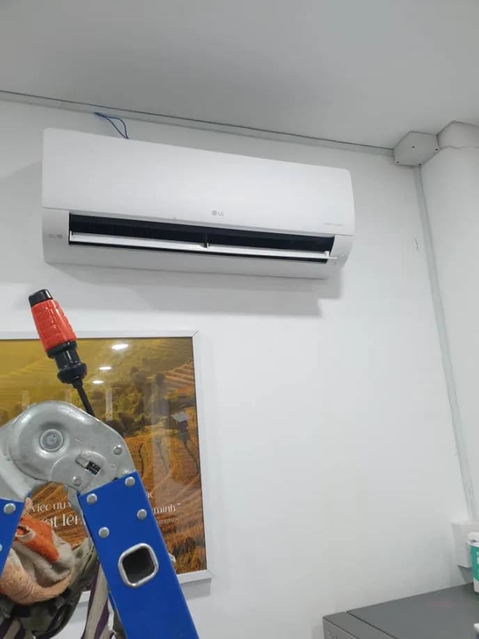 Vệ sinh thông tắc máng thoát nước máy lạnh tại Quận 3 tại Quận 3