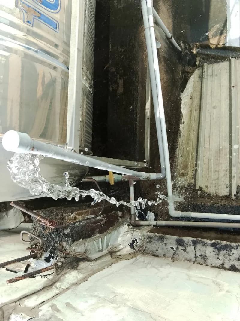 Trước sửa: Thay thế đường ống nước PVC bị nứt tại sân thượng TPHCM tại Quận 10 — thợ Trương Công Việt Trân
