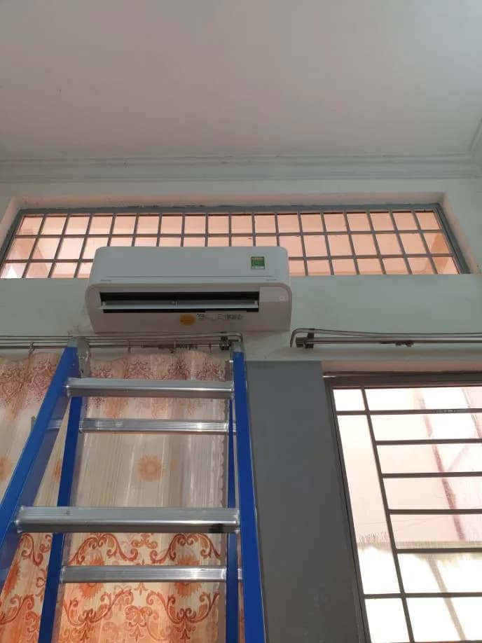 Trước sửa máy lạnh treo tường Toshiba tại Quận 8 — thợ CHÍ TÂM