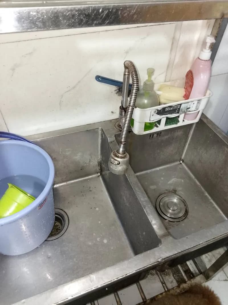 Trước sửa vòi nước bồn rửa tại Tân Phú — thợ Trương Công Việt Trân