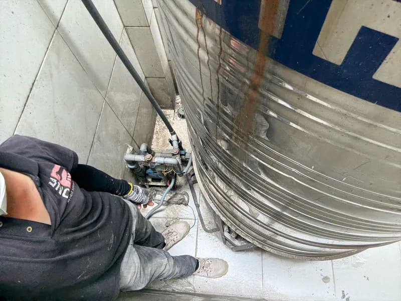 Trước sửa bồn nước inox và máy bơm nước Tan A Dai Thanh tại TPHCM — thợ Hồ Như Vũ
