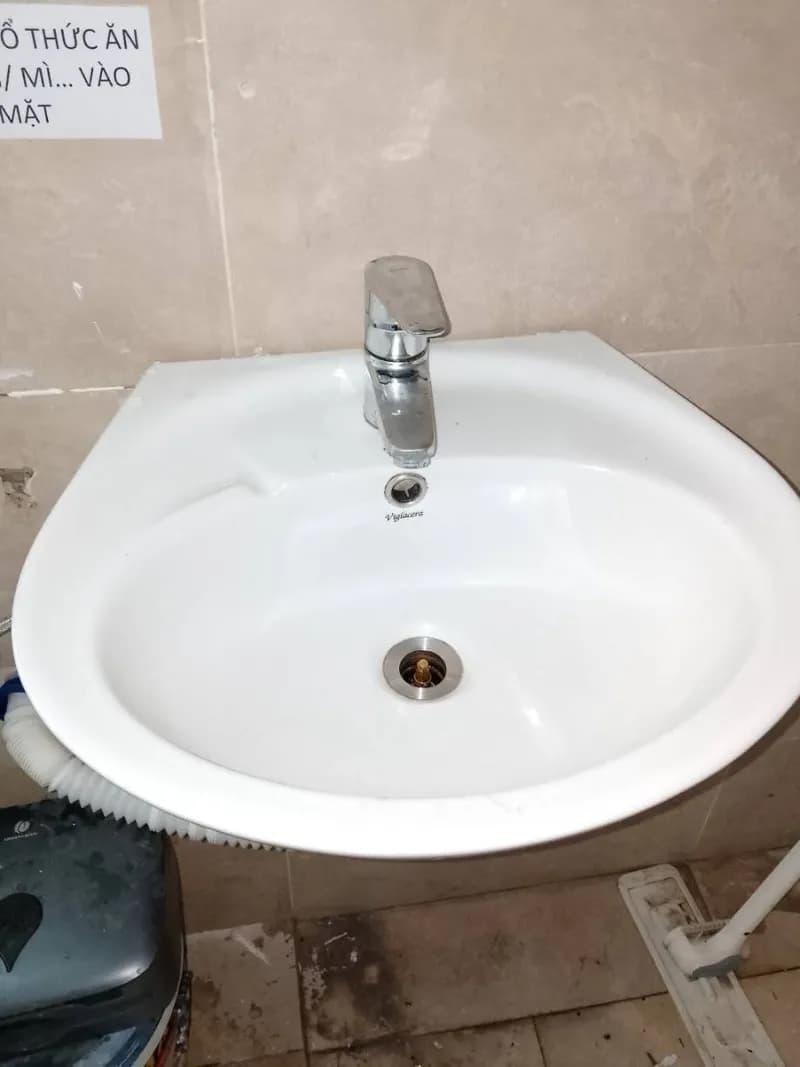Sau khi hoàn thành sửa lavabo Viglacera tại Quận 1 — thợ Bùi Văn An