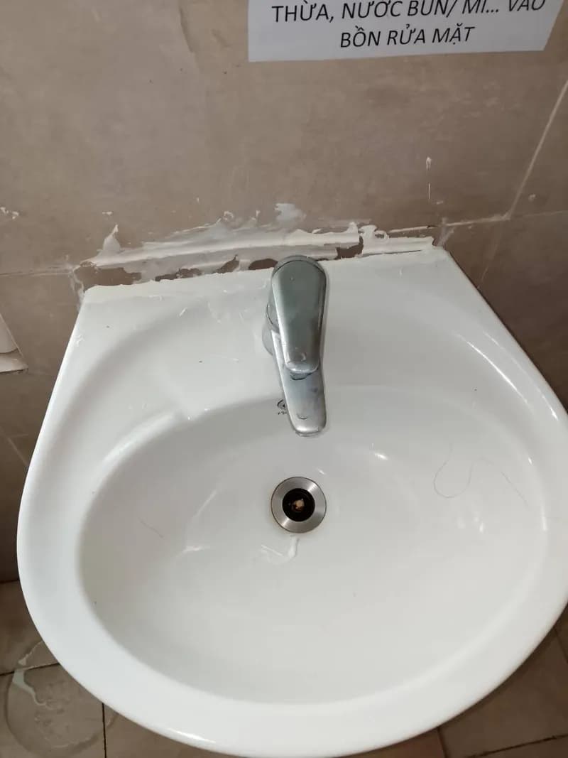 Trước sửa lavabo Viglacera tại Quận 1 — thợ Bùi Văn An