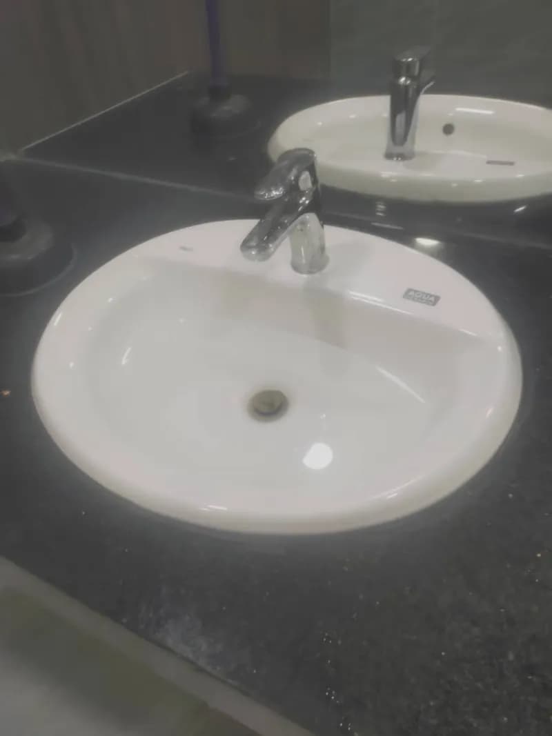 Trước sửa lavabo AQUA tại Quận 12 — thợ Dương Oai