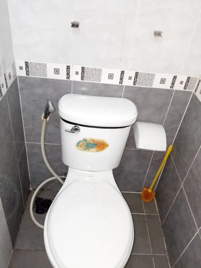 Sau khi hoàn thành sửa bồn cầu Caesar tại Quận 7 — thợ Trần Quốc Đông