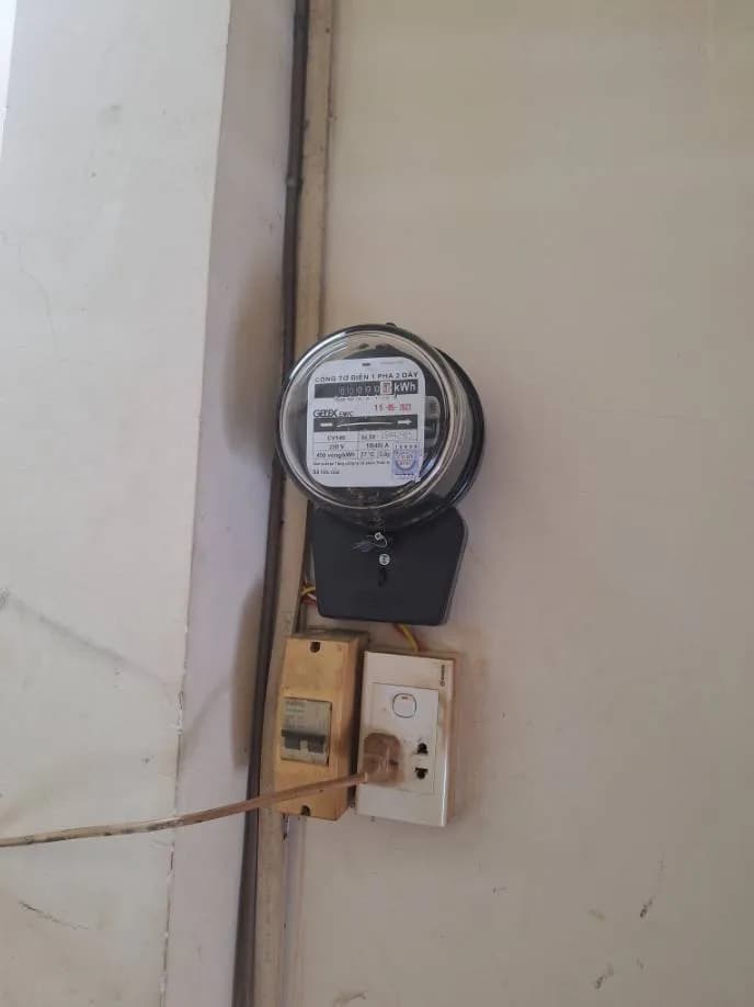 Sau khi hoàn thành sửa đồng hồ điện Gelex Emic tại Quận 1 — thợ Trần Quốc Đông