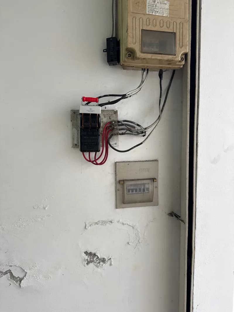 Sau khi hoàn thành sửa cầu dao Tiến Thành tại Bình Thạnh — thợ Võ Hồng Hải