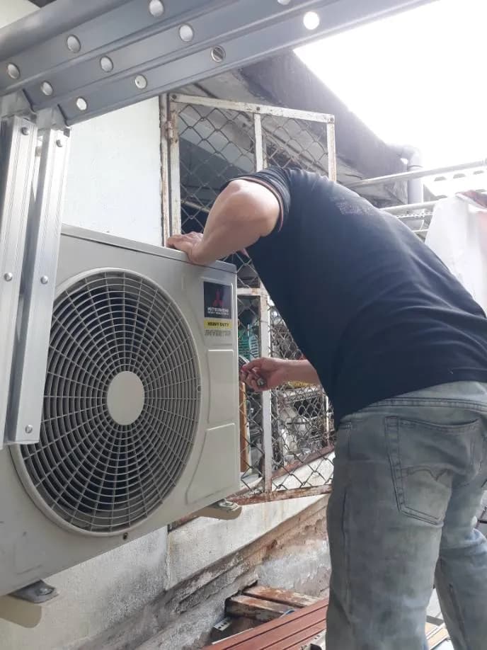 Trước sửa máy lạnh treo tường Mitsubishi tại Quận 5 — thợ Đặng Anh Huy