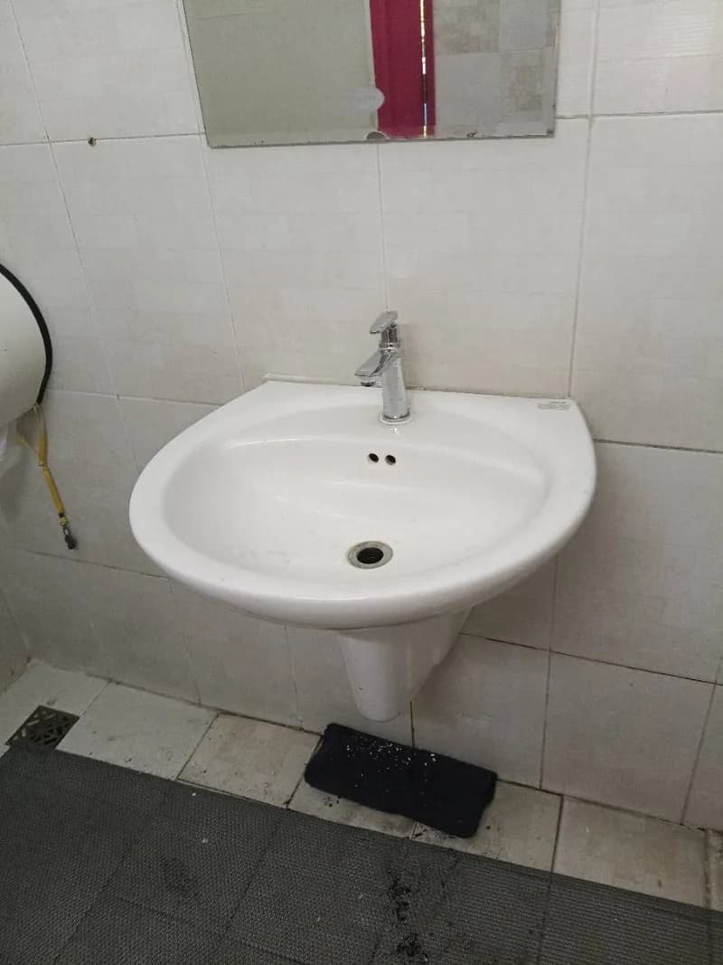 Sau khi hoàn thành sửa lavabo treo tường Inax tại Tân Bình — thợ Bùi Văn Bảo