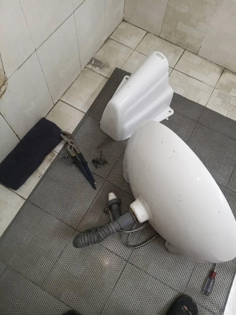 Trước sửa lavabo treo tường Inax tại Tân Bình — thợ Bùi Văn Bảo