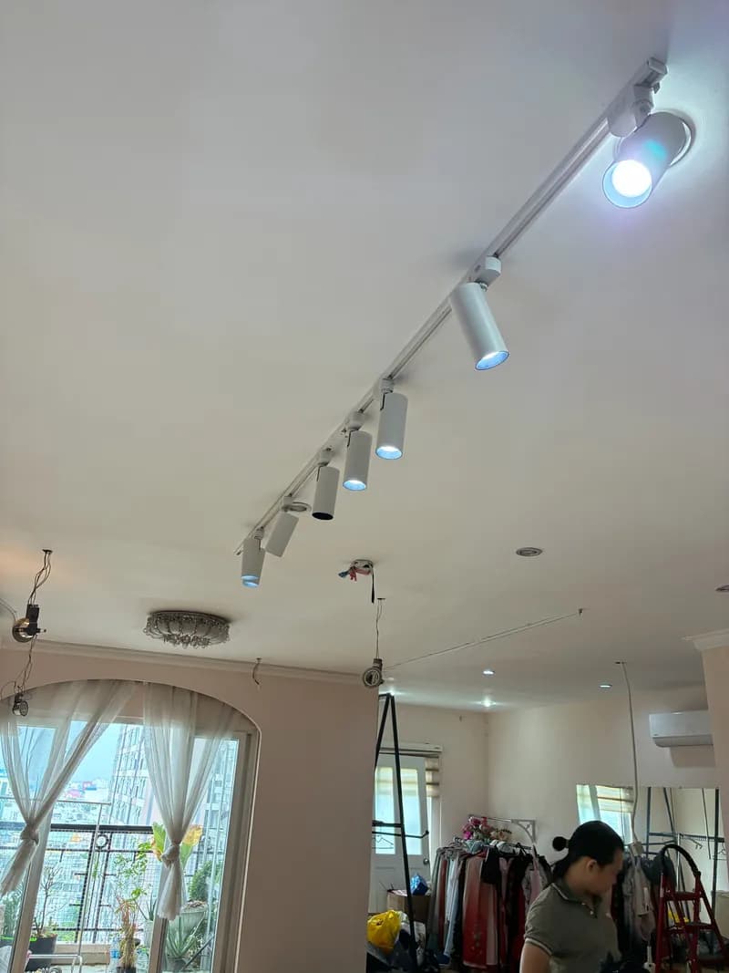 Trước sửa đèn ray rọi Panasonic tại TPHCM — thợ Dương Oai
