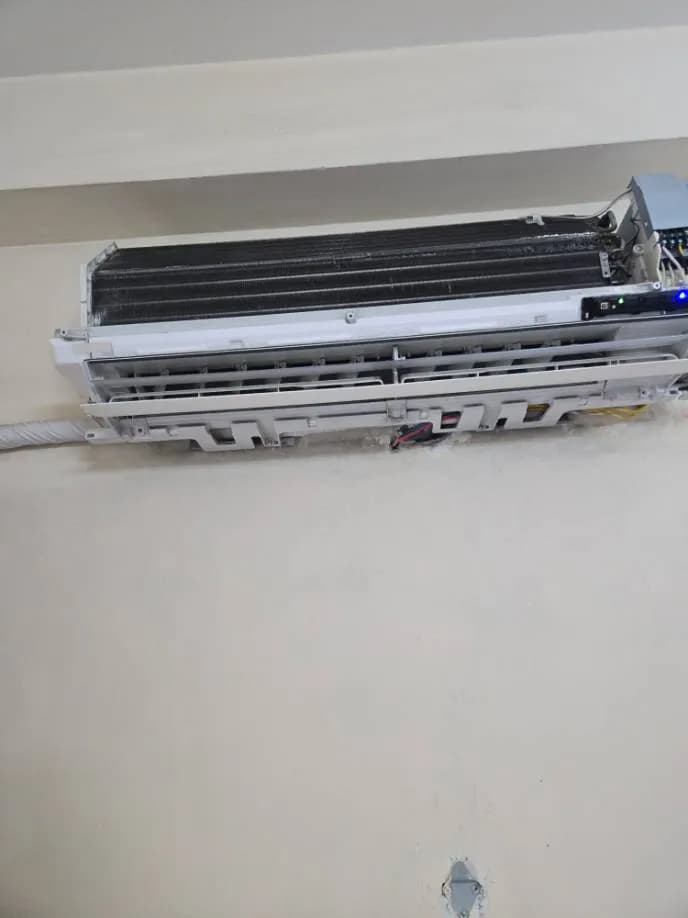 Trước sửa máy lạnh treo tường Gree tại Tân Bình — thợ Lê Hữu Lộc
