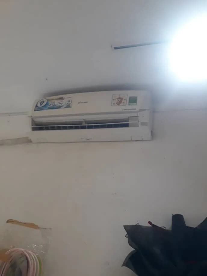 Trước sửa máy lạnh treo tường Sharp tại Quận 3 — thợ Đặng Anh Huy