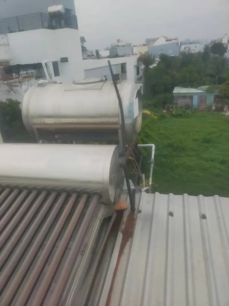 Trước sửa máy nước nóng năng lượng mặt trời Đại Thành tại TPHCM — thợ Trần Quốc Đông
