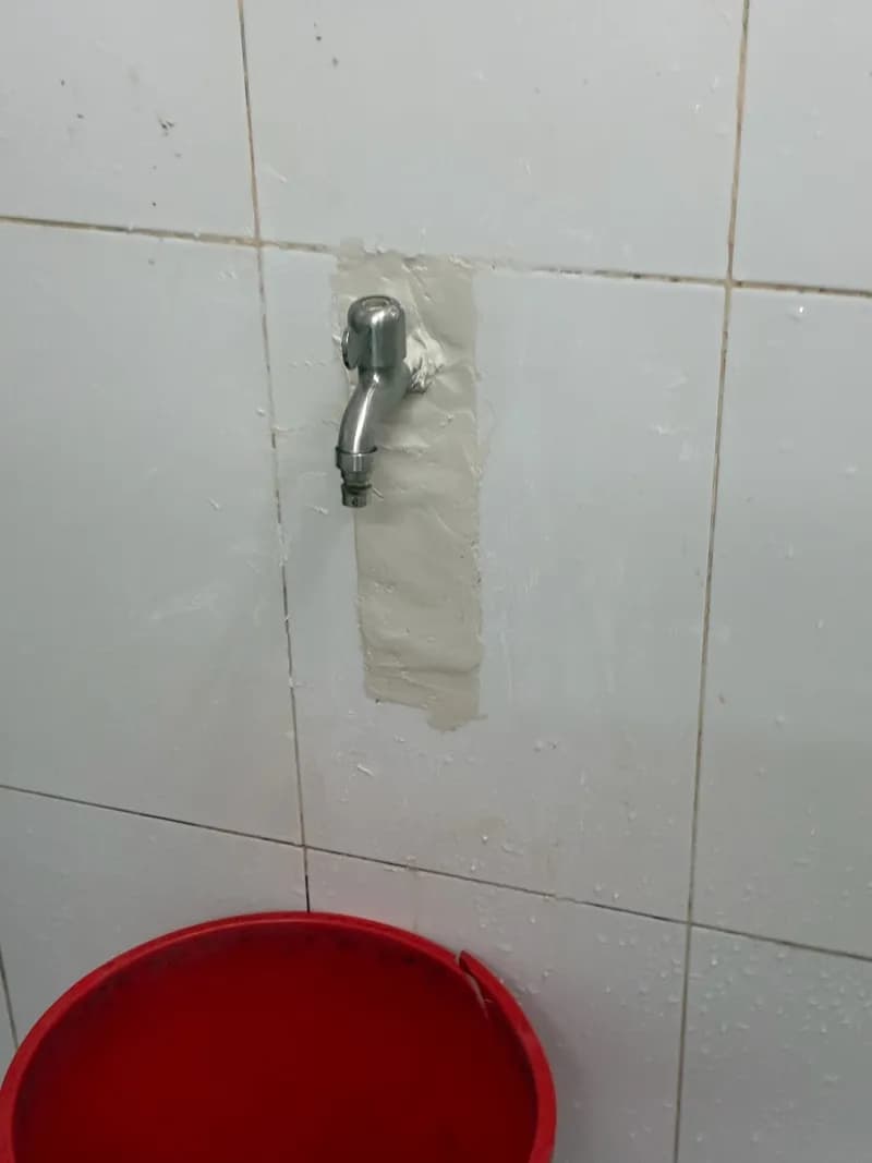 Thay ống nước âm tường bị nứt tại nhà vệ sinh TPHCM tại TPHCM