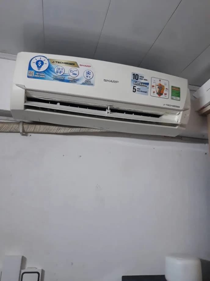 Trước sửa máy lạnh treo tường Sharp tại Phường Tân Định, Quận 1 — thợ Đặng Anh Huy