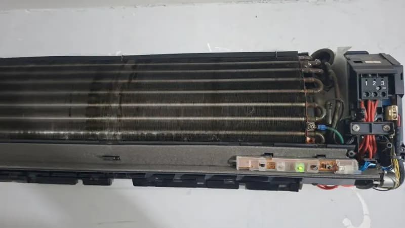 Trước sửa máy lạnh treo tường Toshiba tại Quận 12 — thợ Nguyễn Thanh Tiến